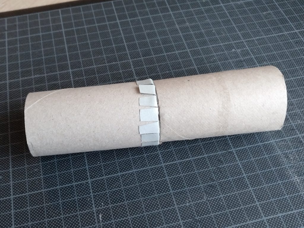 Zwei Papprollen mit Trenner zusammengeklebt